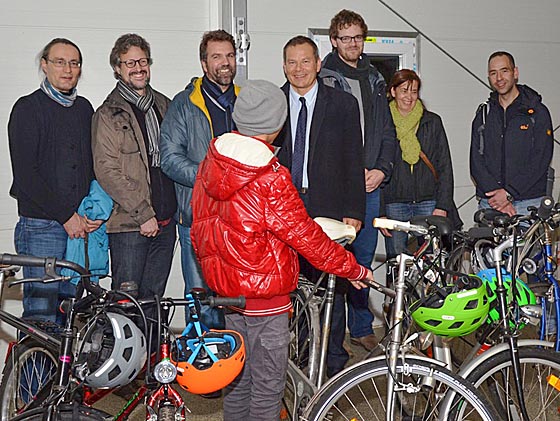 F5 funktionstüchtige Fahrräder hat der Radsportverein Dynamo Bortshausen den BewohnerInnen der Erstaufnahmeeinrichtung in Cappel übergeben. Mit ihnen freuten sich Uwe Zacharias, links, RSV Dynamo Bortshausen , Gerald Weidemann, der Vorsitzende Uwe Wöll, Oberbürgermeister Dr. Thomas Spies, Felix Knappertsbusch, Sabine Döhmen sowie Georg Golega vom Verein Soziale Hilfe Marburg. Foto Tina Eppler