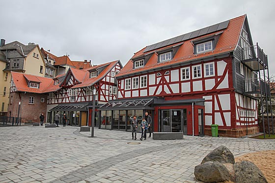 Die sanierten Fronhof-Remisen mit Schulhof zur Otto-Ubbelohde-Schule. Sternbald-Foto Hartwig Bambey