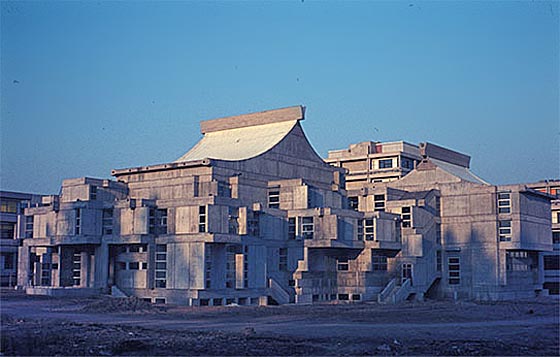 Das Hörsaalgebäude auf den Lahnbergen kurz nach seiner Fertigstellung. Foto und © Spieker/Langenberg