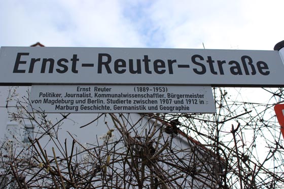 Nach Initiative von J. Linn erhielt die Ernst-Reuter-Straße eine den Namen erläuternde Infotafel.