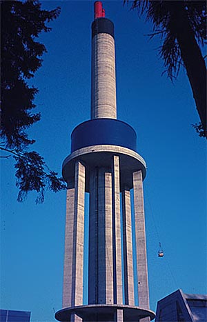 Kamin des Fernheizwerks, eine Landmarke auf den Lahnbergen. Foto und © Spieker-Langenberg