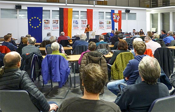 Das Publikum folgte den Ausführungen von Katja Kipping konzentriert und spendete häufig Beifall.