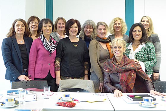 Projektleiterin Kordula Weber (Arbeit und Bildung Marburg) 2.v.l. und Netzwerk-Koordinatorin Cornelia Goldstein (berami – Berufliche Integration e.V. Frankfurt) 3.v.l. mit Vertreterinnen des Netzwerks. Foto nn