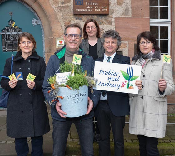 In Marburg lädt das neue Logo jetzt offiziell ein: „Probier mal Marburg“. Über das essbare Mitmachprojekt für alle freuten sich (v.l.n.r.): Silvia Vignoli (Fachdienst Stadtgrün, Klima- und Naturschutz), Günter Krebs (DBM), Stadträtin und DBM-Dezernentin Dr. Kerstin Weinbach, Bürgermeister Dr. Franz Kahle sowie die Fachdienstleiterin Stadtgrün, Klima- und Naturschutz, Marion Kühn. Foto Tina Eppler