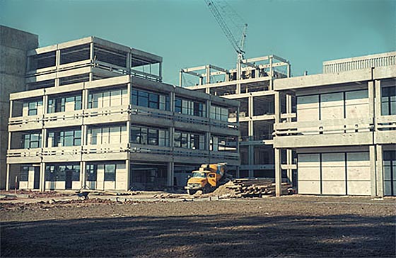 Sammel-Verfügungsgebäude während des Baus. Foto und © Spieker/Langenberg