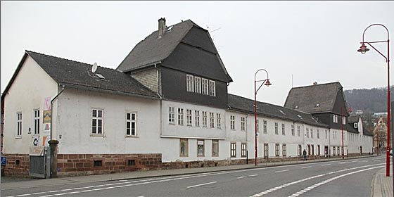 Außen wirkt der verputzte Schwanhof unscheinbarer. Die Eigentümer wünschen sich langfristig auch hier noch eine Sanierung, wenngleich die finanziellen Möglichkeiten begrenzt seien. Foto Heiko Krause