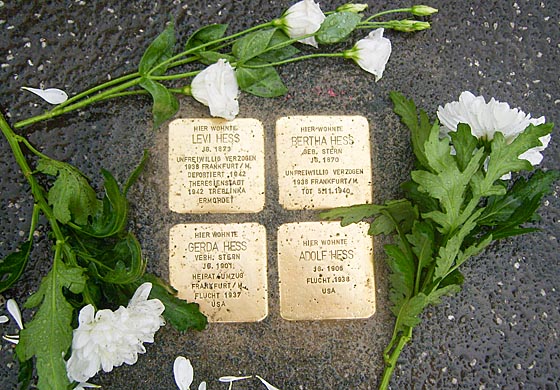 Diese Stolpersteine erinnern an die jüdische Familie Hess in Wehrda, die in der Zeit Nazidiktatur aus Wehrda vertrieben wurde.