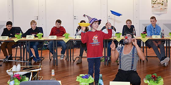 In der Beratungszeit der Jury unterhielt Clown Richard Centurion mit Zirkuseinlagen Kinder wie Eltern. Foto Philipp Höhne