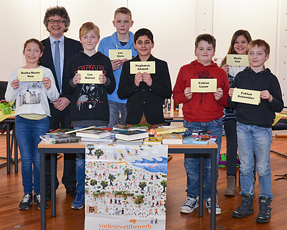 Am Stadtentscheid des Vorlesewettbewerbs nahmen sieben Kinder teil. Bürgermeister Dr. Franz Kahle überreichte jedem von ihnen eine Teilnahmeurkunde und einen Buchpreis. Naghman Ahmed belegte den ersten Platz und darf nun beim Bezirksentscheid antreten. Foto Philipp Höhn