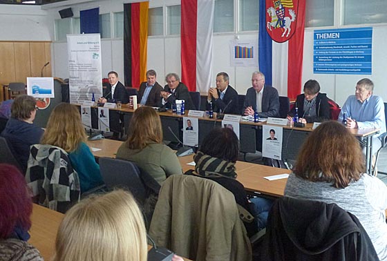 Dirk Bamberger (CDU), Jörg Behlen (FDP), Rainer Dolle (Arbeit und Bildung e.V.), OB Dr. Thomas Spies, (SPD), Roland Stürmer (Grüne), Jan Schalauske (Linke), Dr. Hermann Uchtmann (Marburger Bürgerliste) bei der Podiumsdiskkussion von Arbeit und Bildung. Foto nn