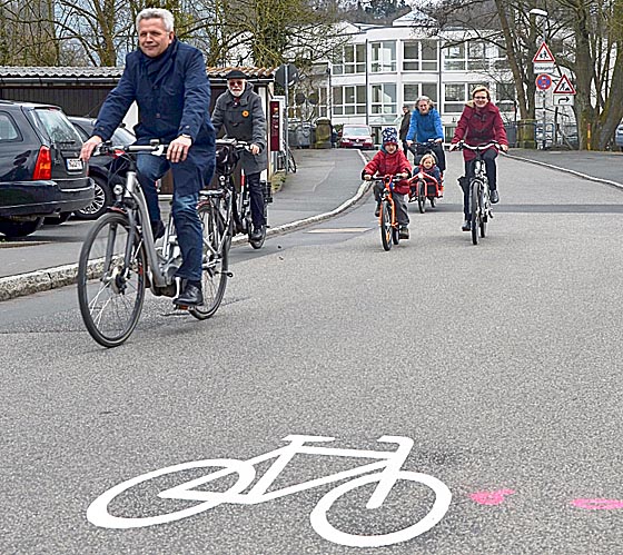  Erste gut gelaunte Benutzer der Fahrradstraße. Foto Philipp Höhn