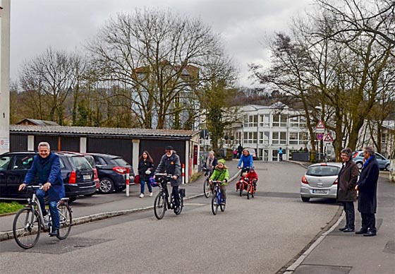 Oberbürgermeister Dr. Thomas Spies, rechts, und Bürgermeister Dr. Franz Kahle begrüßten gemeinsam die ersten BürgerInnen auf Marburgs erster Fahrradstraße. Foto Philipp Höhn