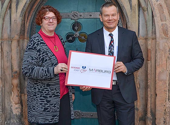 Die Universitätsstadt Marburg soll zur „Gesunden Stadt“ werden. Oberbürgermeister Dr. Thomas Spies und seine persönliche Referentin Elke Siebler präsentierten das neue Logo. Foto Tina Eppler