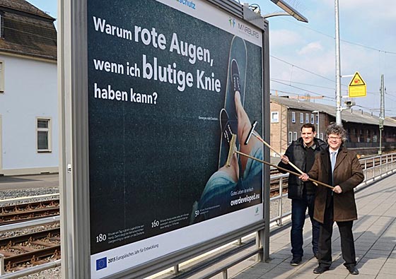  Mit Plakaten wie am Marburger Hauptbahnhof will die Universitätsstadt Marburg darauf aufmerksam machen, dass gutes Leben einfach ist. Bürgermeister Franz Kahle und Klimamanager Achim Siehl in Aktion für die Kampagne. Foto Tina Eppler