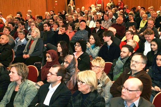 Ein voll besetzter Saal zeigte das Interesse am Thema, Moscheebau in Marburg. Foto Heiko Krause