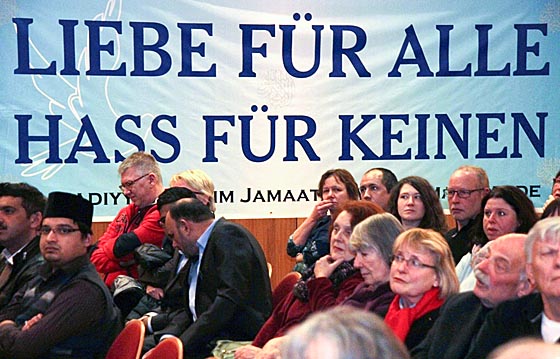 Im Bürgerhaus Cappel zeigte ein Transparent das Motto der “Ahmadiyya Muslim Jamaat“. Foto Heiko Krause