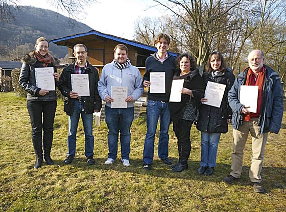 Die Honigurkunden-Träger 2016 vor dem Bienenstand von Manfred Weber hinter dem Vereinshaus der Kleingärtner im Afföller. Stolz zeigen ihre Urkunden von links nach recths: Astrid Obermann (Gold), Ulrich Backes (Silber), Tobias Müller (Silber), René Linke (Gold), Margarete Ritterbusch-Kull (Gold), Gabriele Reuter (Silber) und Gottfried Schoof (Gold, im letzten Jahr Silber). Nicht auf dem Foto zu sehen sind: Hans-Jürgen Arnold (Silber) und Liane Kreuzfeld (Bronze). Foto Dr. Jörg Klug