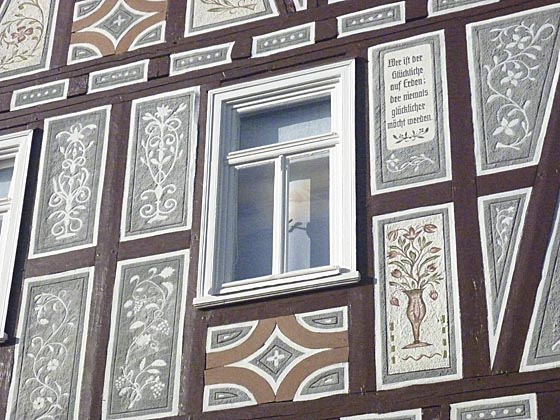 Fachwerkfassade mit Kratzputz am Schartenhof in Eckelshausen. foto Ursula Wöll.