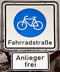 Das Schild „Fahrradstraße“ weist auf den Vorrang von Fahrrädern gegenüber motorisiertem Verkehr hin. Fahrräder dürfen hier auch parallel fortbewegt werden. Autos haben auf die Geschwindigkeit der Fahrräder Rücksicht zu nehmen. Foto Philipp Höhn