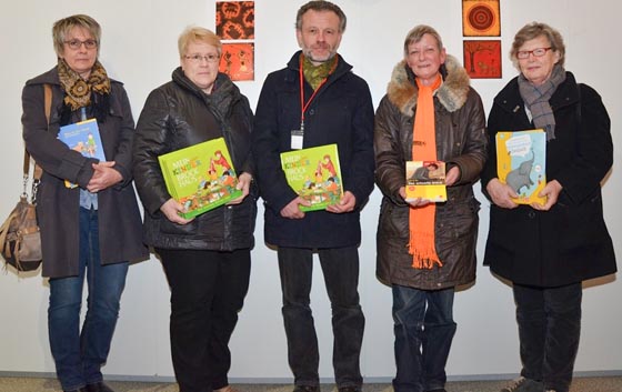 Wolfgang Cloos (Mitte) vom Regierungspräsidium Gießen nahm die Sachspende des Soroptimist International Club Marburg dankend im Namen der Geflüchteten entgegen. Die Spende überreichten (von links) Elke Teves, Petra Fiebiger, Anna Oppermann und Christa Heilmann. Foto Philipp Höhn