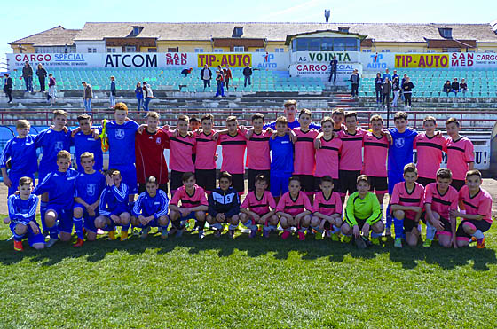 Hoch motiviert und freundschaftlich verbunden: in blau die Marburger Stadtauswahl der männlichen U15-Fußballmannschaft mit den Spielern der Soimii Sibiu in rosa. Foto FD Sport