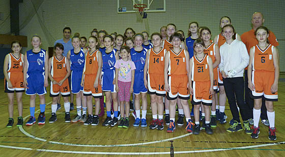 Gemeinsam groß: die Basketballerinnen der Marburger U13-Auswahl in blau mit den rumänischen Sportlerinnen in orange. Foto FD Sport