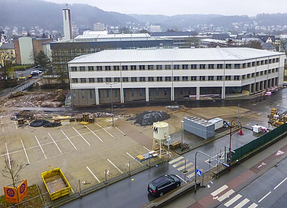 Im Mai soll der Neubau für Deutschen Sprachatlas offiziell in Betrieb genommen werden. Die IG MARSS sieht in der Bebauung des vorkaligen Brauereigeländes das Maß als voll an und will eine Bebauung mit zwei weiteren Gebäuden – von der Uni ist ein Gebäude für das 'Bildarchiv Foto Marburg' und ein kleines Hörsaalgebäude dort angedacht – unbedingt verhindern. Sternbald-Foto Hartwig Bambey