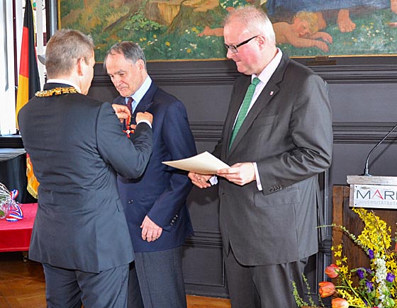 Oberbürgermeister Dr. Thomas Spies heftete dem Preisträger Professor Dr. Wilhelm Solms das Bundesverdienstkreuz an. Staatsminister Dr. Thomas Schäfer hatte zuvor die Verleihungsurkunde verlesen. Foto Philipp Höhn