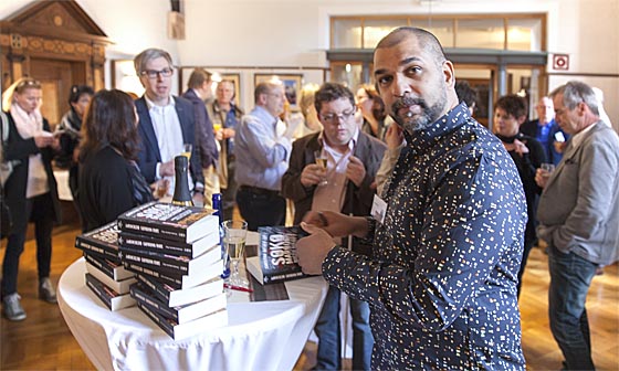 Das Signieren ist des Autors Pflicht – und sei es in einer Anthologie. Sternbald-Foto Hartwig Bambey