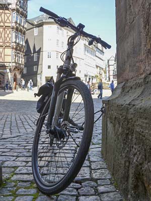 Im historischen Stil eingebauten Fahrradringe wurden am Rathaus neben dem Eingang, in der Steingasse an einer Hauswand und in der Barfüßerstraße 11 an einer Mauer montiert. Zusätzlich entstanden am Heumarkt und in der Hofstatt neue Fahrradanlehnbügel im historischen Stil, um den hohen Bedarf zu decken. Foto Philipp Höhn