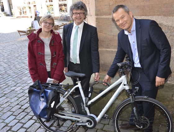  Benutzten die Fahrradringe am Rathaus als erste: Radverkehrsbeauftragte Katharina Grieb, Bürgermeister Dr. Franz Kahle und Oberbürgermeister Dr. Thomas Spies. Als Symbol für die Selbstverständlichkeit, mit der in der Stadt Marburg Fahrräder mitgedacht werden, stehen zwei neue Stellplätze direkt am Eingang zum Rathaus.