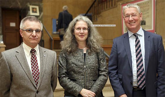 Freude zum Jubiläum: Archiv-Leiterin Dr. Katharina Schaal mit Universitätsarchivar Dr. Carsten Lind, links, und Prof. Dr. Eckart Conze, Festredner des Abends.  Foto Barbara Krippner