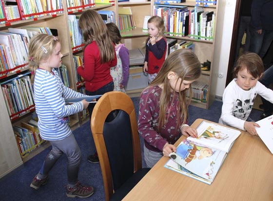  Gleich nach der Eröffnung nahmen die Kinder ihre Bücherei in Beschlag. Foto Heiko Krause