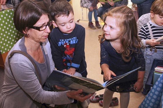 Stefanie Lambrecht, Fachdienstleiterin der Kinderbetreuung, überzeugte sich zusammen mit den kleinen Eric und Lara von der Qualität, der zur Verfügung stehenden Bücher. Foto Heiko Krause