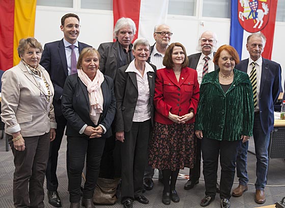 Anni Röhrkohl (CDU), links, Christian Schombert (CDU), Alev Laßmann (GRÜNE), Frédéric Schwindack (BfM), Anne Oppermann (CDU), Nico Biver (LINKE), Dr. Marlis Sewering-Wollanek ( SPD), Jürgen Hertlein (SPD), Ursula Schulze-Stampe (SPD) und Heinz Ludwig (FDP/MBL). Sternbald-Foto Hartwig Bambey