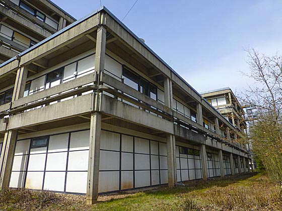Längsfront am Gebäudekomplex alte Chemie, an der die charakteristische "Tischbauweise" des Marburger Bausystems sichtbar wird. Sternbald-Foto Hartwig Bambey