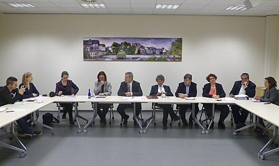 Pressegespräch in voller Besetzung: Oberbürgermeister, zwei Dezenernenten, Verwaltungsmitarbeiter und Medienvertreter im Sitzungssaal Hohe Kante. In Marburg soll gespart werden. Sternbald-Foto Hartwig Bambey