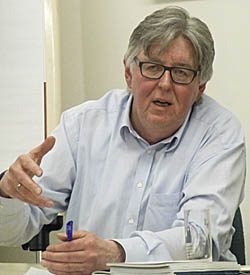 Reinhard Bayer bei einer Veranstaltung in Marburg. Sternbald-Foto Hartwig Bambey