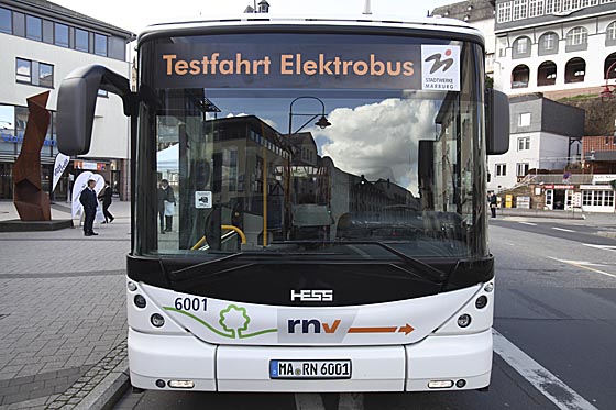 In der zweiten Hälfte dieser Woche bieten die Stadtwerke Interessierten Gelegenheit zur Mitfahrt in einem Elektrobus, der in Marburg getestet wird. Ausgangspunkt ist jeweils das Cineplex. Sternbald-Foto Hartwig Bambey