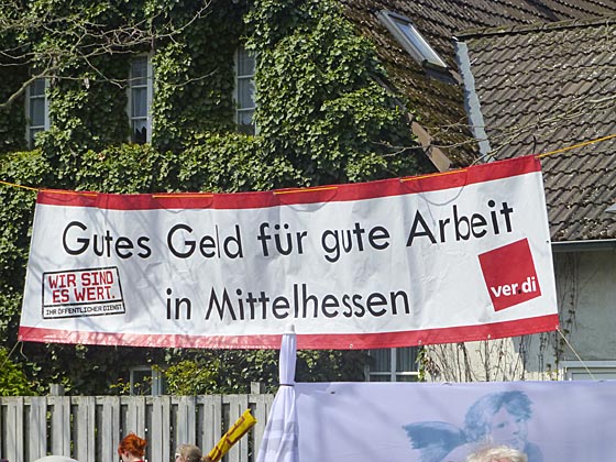 Bei den Veranstaltiungen zum Tag der Arbeit in Marburg waren ver.di-Mitlgieder präsent samt eines Transparents zu den inzwischen erfolgreich abgeschlossenen Tarifverhandlungen. Sternbald-Foto Hartwig Bambey