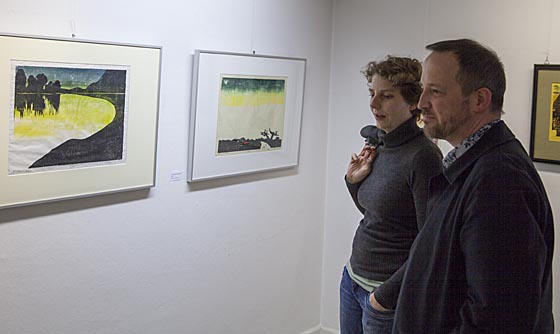 Ausstellungsbesucher der Präsentation Jacob Pins im Marburger Haus der Romantik am Eröffnungsabend am 29. April. Sternbald-Foto Hartwig Bambey