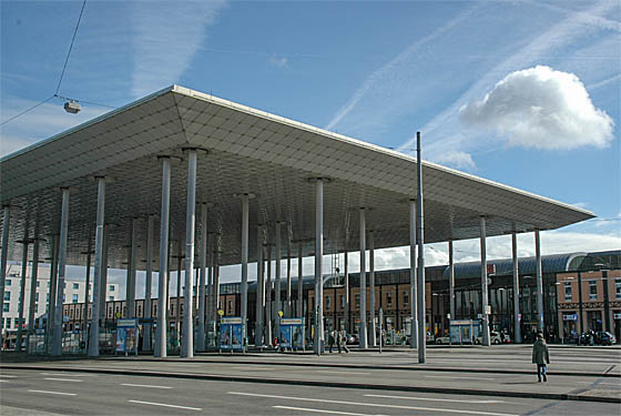 Das riesige Dach über dem Bahnhofsvorplat is Erkenungszeichen des Bahnhofs Kassel-Wilhelmshöhe. Seine Besonderheit und statisches Charakteristikum sind die unerschiedlichen Abstände zwischen den Tragstützen. Foto Wikipedia cc.