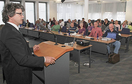  Nach der Abschlussveranstaltung für die erste Phase von IKEK, geht die Dorfentwicklung in die Umsetzung über. Bürgermeister Dr. Franz Kahle freute sich über mehr als 80 Teilnehmerinnen und Teilnehmer. Foto Heiko Krause