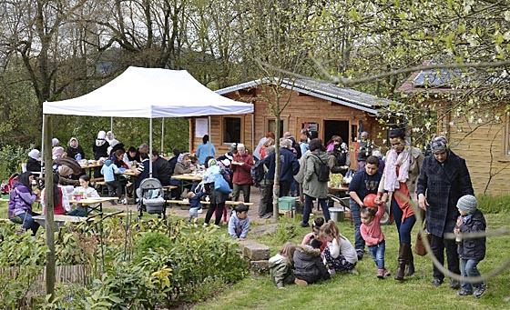 Endlich einmal gutes Wetter beim Frühlingsfest der Richtsberggärten. Die Besucherinnen und Besucher konnten die Atmosphäre auf dem Gelände genießen. Foto Nadja Schwarzwäller