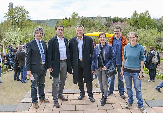 Eröffnung des Frühlingsfestes der Richtsberggärten: Bürgermeister Dr. Franz Kahle, links, Bundestagsabgeordneter Sören Bartol, Oberbürgermeister Dr. Thomas Spies, die Landtagsabgeordnete Handan Özgüven, Ulf Marold, Vorsitzender des Vereins "Interkulturelle Gärten" sowie Kati Bohner von der „GartenWerkStadt“. Foto Nadja Schwarzwäller