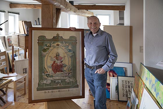 Ein Mensch inmitten von Zeugnissen seiner Leidenschaft. Sammler und Aussteller Hans Gottlob Rühle. Sternbald-Foto Hartwig Bambey