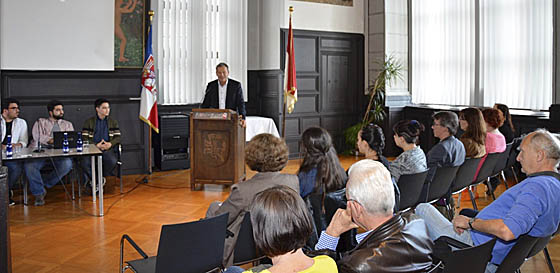 Oberbürgermeister Dr. Thomas Spies begrüßte die Berliner Heroes Mert Albayrak links, Asmen Ilhan, Can Alpbek und rund 40 interessierte Gäste im Historischen Rathaussaal. Foto Tina Eppler