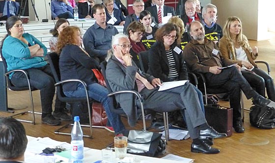 Die Abgeordneten von GRÜNEN, LINKE und der PIRAT verweigern die Sitzordnung und rückten mit ihren Stühlen demonstrativ ganz nach vorne im Sitzungssaal. Sternbald-Foto Hartwig Bambey