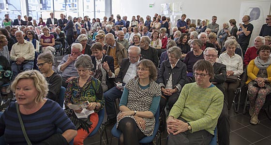 Lokale Kunstpräsentation in Marburg als Publikumsrenner. Sternbald-Foto Hartwig Bambey