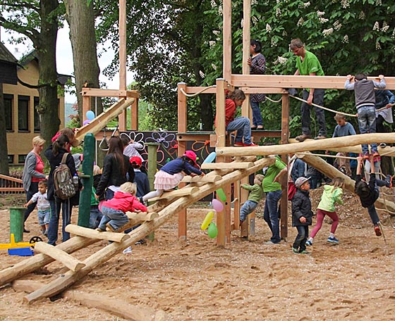  Bei der Eröffnung nutzten die Kinder den „Kletterdschungel“ des neuen Spielplatzes am Portal Gisselberg. Foto Heiko Krause